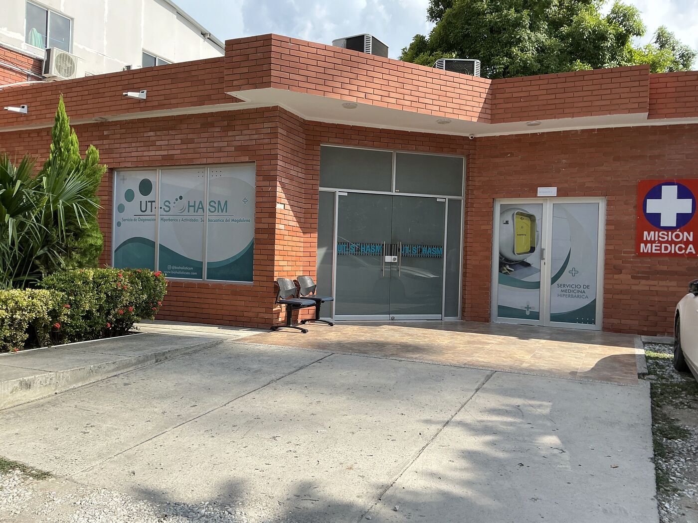 Fachada del barocentro Bioholistic en el Hospital Julio Méndez Barreneche