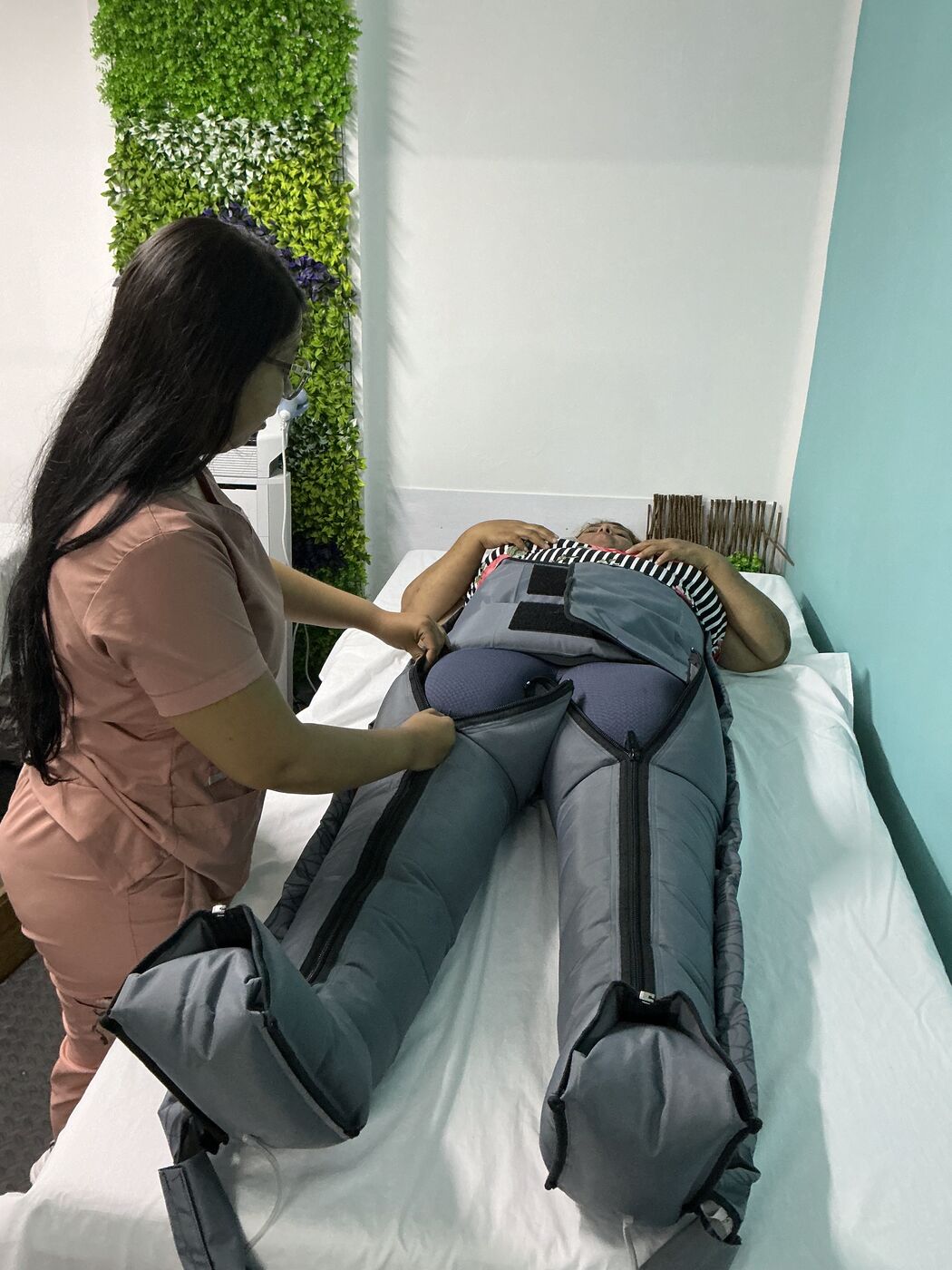 Paciente en terapia de presoterapia neumática secuencial para linfedema