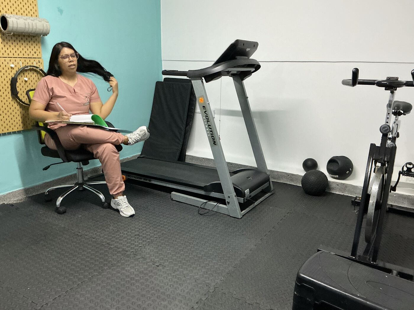 Gimnasio de rehabilitación vascular con banda caminadora y equipamiento físico